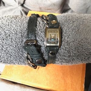 La Mer Black and Chain wrap